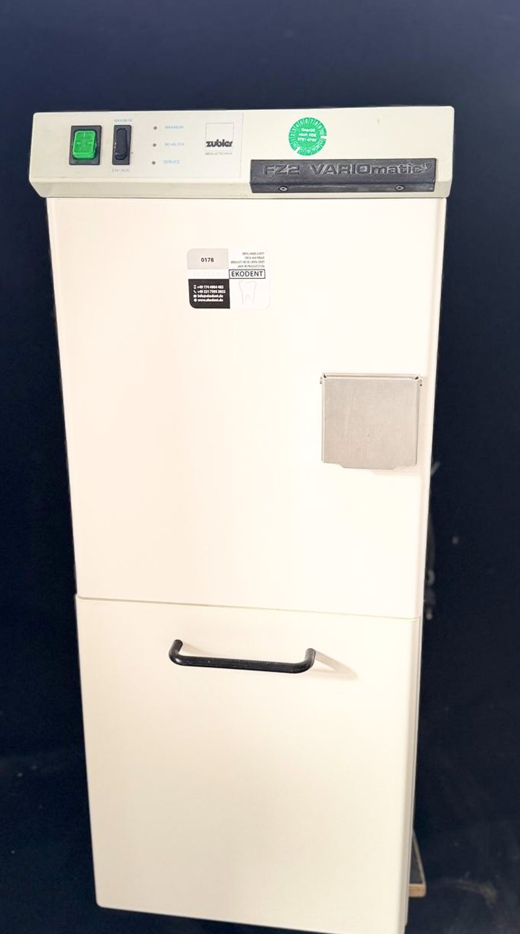 Zubler VARIOmatic FZ2 – 4-Platz Untertisch-Absauganlage