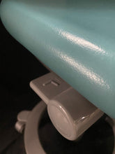 Charger l'image dans la galerie, Sirona C Serie Arztstuhl mit Rückenlehne - Rolhocker / Behandlungsstuhl