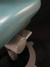 Charger l'image dans la galerie, Sirona C Serie Arztstuhl mit Rückenlehne - Rolhocker / Behandlungsstuhl