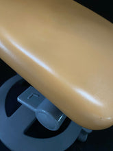 Laden Sie das Bild in den Galerie-Viewer, Sirona C Serie Arztstuhl mit Rückenlehne - Rolhocker / Behandlungsstuhl