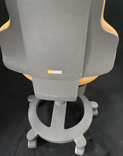 Laden Sie das Bild in den Galerie-Viewer, Sirona C Serie Arztstuhl mit Rückenlehne - Rolhocker / Behandlungsstuhl