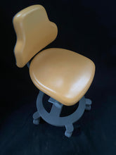 Laden Sie das Bild in den Galerie-Viewer, Sirona C Serie Arztstuhl mit Rückenlehne - Rolhocker / Behandlungsstuhl