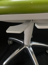 Charger l'image dans la galerie, KaVo Physio EVO Arztstuhl mit Rückenlehne - Rolhocker / Behandlungsstuhl