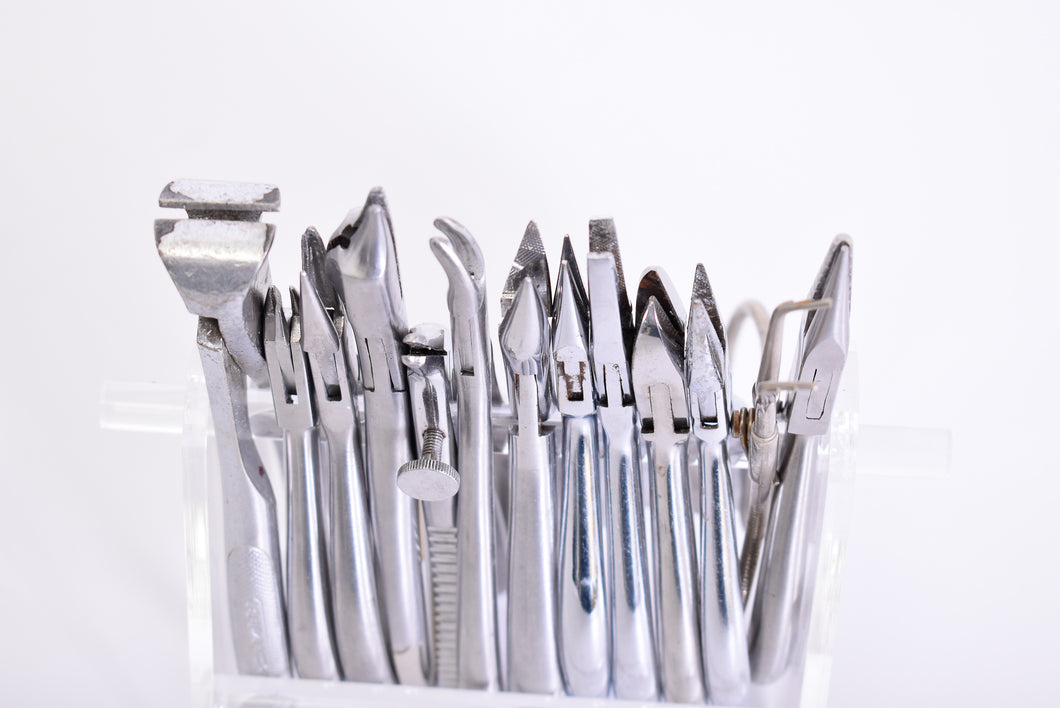 Verschiedene Instrumente, Zangen, Werkzeuge, Zahnlabor